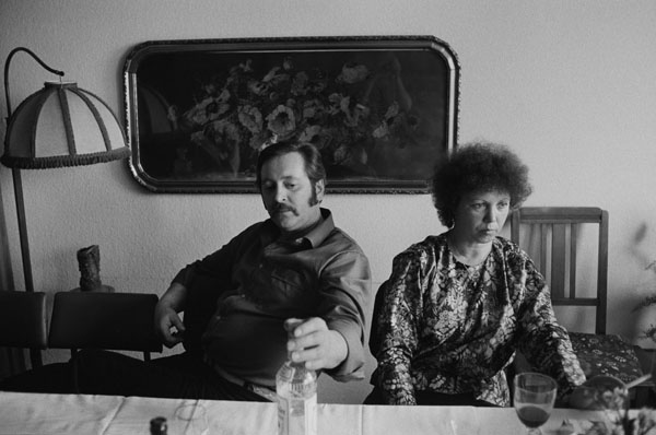 Ehepaar bei einer Jugendweihefeier, Brandenburg 1982 / Zusammenleben (1972 – 1988)
 (12) / 29
	  - All rights reserved. Copyright: Ute Mahler