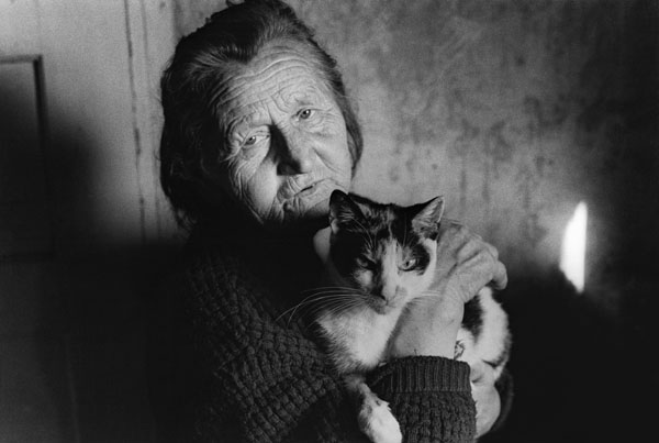 Katzenfrau, Brandenburg 1974 / Zusammenleben (1972 – 1988)
 (13) / 29
	  - All rights reserved. Copyright: Ute Mahler