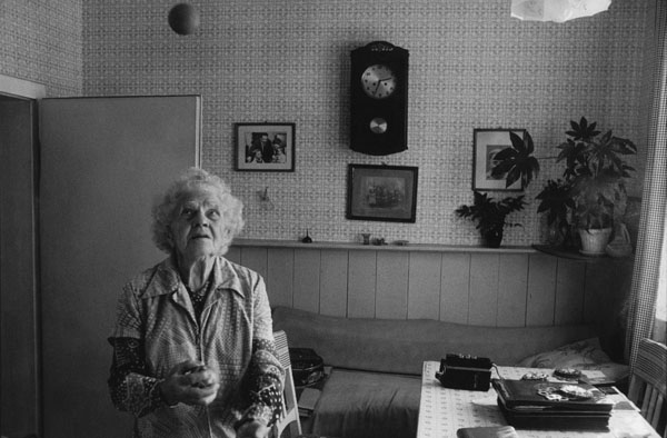 Die Witwe, Thringen 1985 / Zusammenleben (1972 – 1988)
 (14) / 29
	  - All rights reserved. Copyright: Ute Mahler