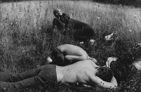 Sonntagsspaziergang, Thringen 1985 / Zusammenleben (1972 – 1988)
 (23) / 29
	  - All rights reserved. Copyright: Ute Mahler