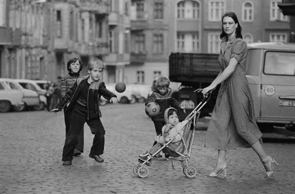 Berlin-Prenzlauer Berg, 1978 / Modefotografien fr Sibylle (1977 – 1994)   (23) / 39
	  - All rights reserved. Copyright: Ute Mahler