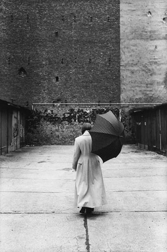 Berlin-Prenzlauer Berg, 1994 / Modefotografien f�r �Sibylle� (1977 &ndash; 1994)   (34) / 39
	  - All rights reserved. Copyright: Ute Mahler