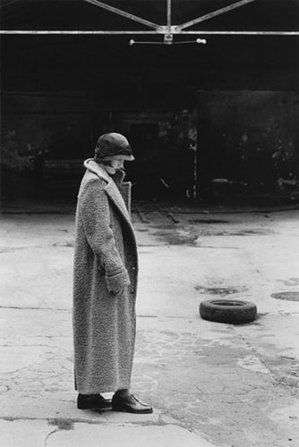 Berlin-Prenzlauer Berg, 1994 / Modefotografien f�r �Sibylle� (1977 &ndash; 1994)   (35) / 39
	  - All rights reserved. Copyright: Ute Mahler