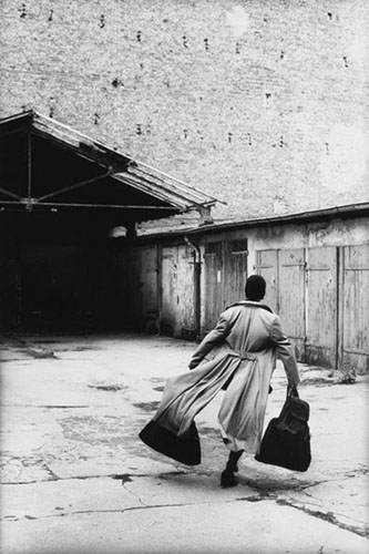 Berlin-Prenzlauer Berg, 1994 / Modefotografien f�r �Sibylle� (1977 &ndash; 1994)   (36) / 39
	  - All rights reserved. Copyright: Ute Mahler