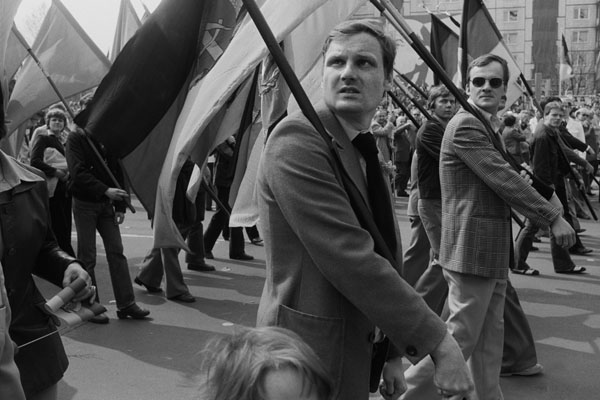 Teilnehmer der 1. Maiparade / 1.Mai 1980, Karl-Marx-Allee, Berlin, DDR (2) / 10
	  - All rights reserved. Copyright: Ute Mahler