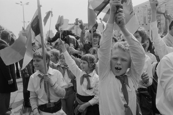 Junge Pioniere / 1.Mai 1980, Karl-Marx-Allee, Berlin, DDR (3) / 10
	  - All rights reserved. Copyright: Ute Mahler