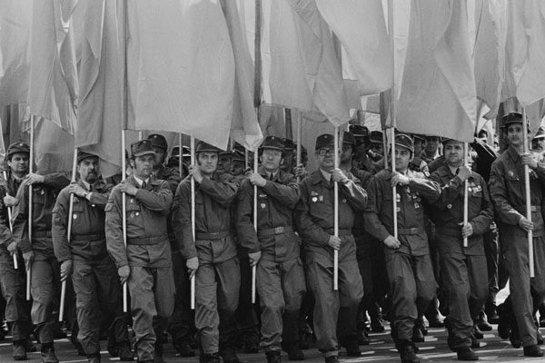 Mitglieder der Kampfgruppen der DDR / 1.Mai 1980, Karl-Marx-Allee, Berlin, DDR (5) / 10
	  - All rights reserved. Copyright: Ute Mahler