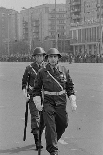 Mitglieder der Kampfgruppen der DDR / 1.Mai 1980, Karl-Marx-Allee, Berlin, DDR (8) / 10
	  - All rights reserved. Copyright: Ute Mahler