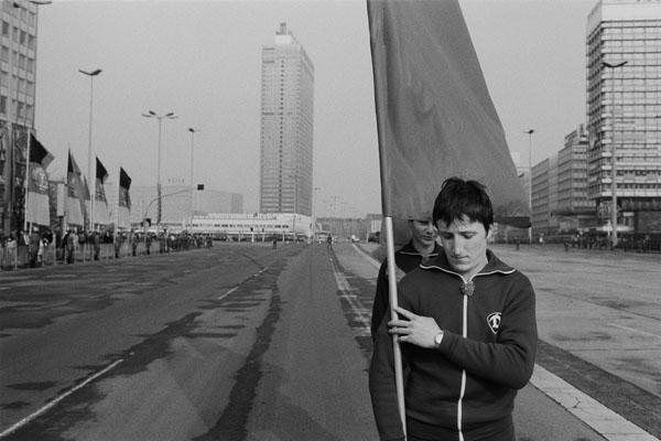 Mitglieder der Sportorganisation Dynamo / 1.Mai 1980, Karl-Marx-Allee, Berlin, DDR (10) / 10
	  - All rights reserved. Copyright: Ute Mahler