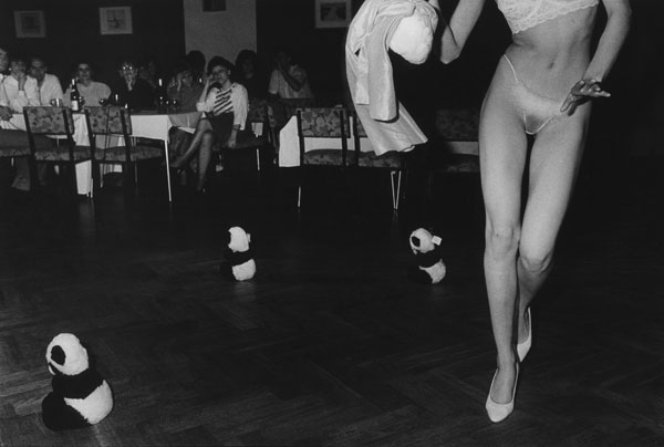 Im Kulturhaus Kpenick, Berlin 1988 / Striptease in der DDR (1988) (4) / 15
	  - All rights reserved. Copyright: Ute Mahler