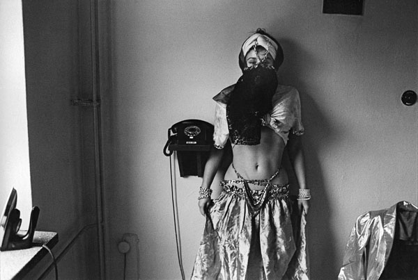 Im Kulturhaus Velten, 1988 / Striptease in der DDR (1988) (10) / 15
	  - All rights reserved. Copyright: Ute Mahler