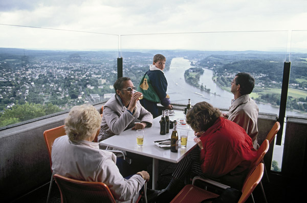 Drachenfels am Rhein, 1990 / Brder und Schwestern (West 1992 / Ost 1994) (1) / 25
	  - All rights reserved. Copyright: Ute Mahler