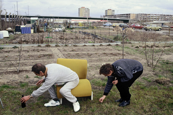 Kleingartenanlage in Eisenhttenstadt, 1994 / Brder und Schwestern (West 1992 / Ost 1994) (2) / 25
	  - All rights reserved. Copyright: Ute Mahler