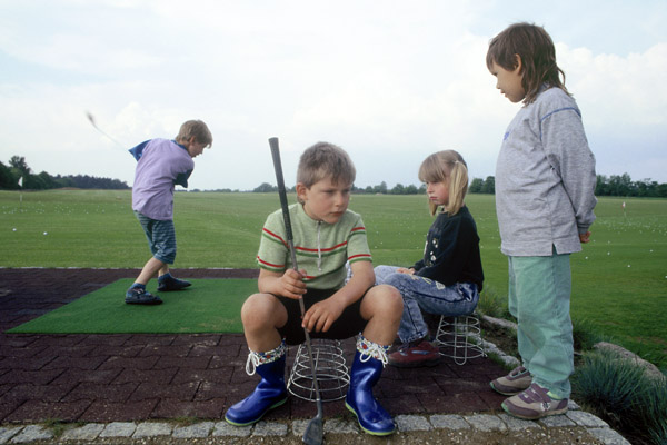 Dorfkinder auf dem Golfplatz bei Strausberg / Br�der und Schwestern (West 1992 / Ost 1994) (7) / 25
	  - All rights reserved. Copyright: Ute Mahler