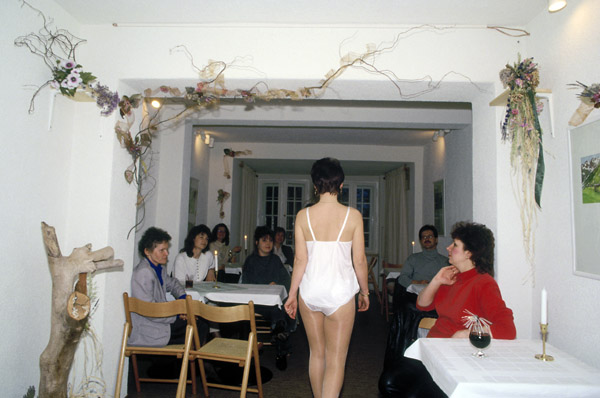 Dessousmodenschau in Birkenwerder, 1994 / Br�der und Schwestern (West 1992 / Ost 1994) (12) / 25
	  - All rights reserved. Copyright: Ute Mahler