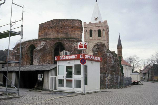 Marktplatz in Lieberose / Br�der und Schwestern (West 1992 / Ost 1994) (13) / 25
	  - All rights reserved. Copyright: Ute Mahler