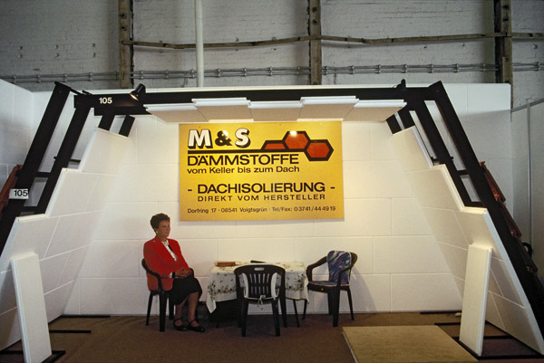 Die Baumesse der lokalen Gewerbetreibenden in Strausberg / Br�der und Schwestern (West 1992 / Ost 1994) (17) / 25
	  - All rights reserved. Copyright: Ute Mahler