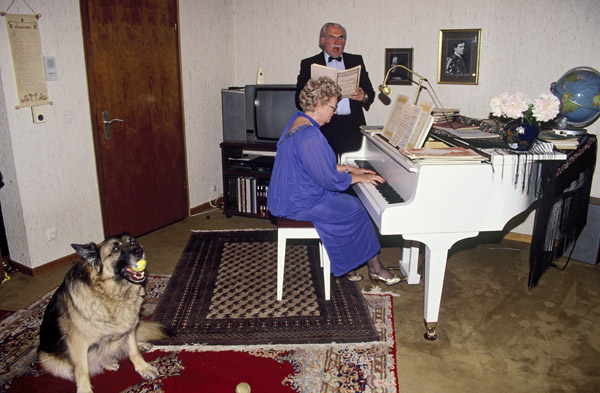 Hausmusik in K�ln / Br�der und Schwestern (West 1992 / Ost 1994) (20) / 25
	  - All rights reserved. Copyright: Ute Mahler