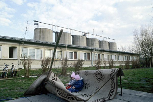 Wohnheim von Russlanddeutschen in Kremmen, 1994 / Br�der und Schwestern (West 1992 / Ost 1994) (21) / 25
	  - All rights reserved. Copyright: Ute Mahler