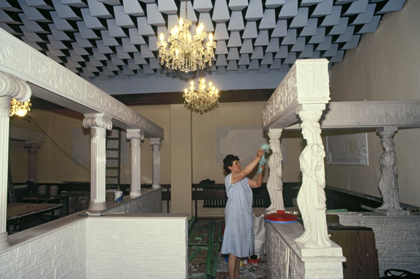 Ausbau eines griechischen Restaurants in Wittenberg, 1994 / Br�der und Schwestern (West 1992 / Ost 1994) (23) / 25
	  - All rights reserved. Copyright: Ute Mahler